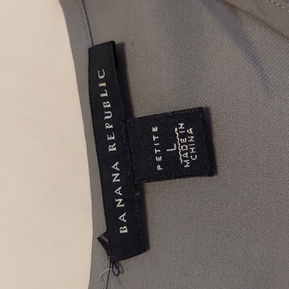 Banana Republic Ladies blouse 100% silk gray with black and green design - Picture 2 of 7